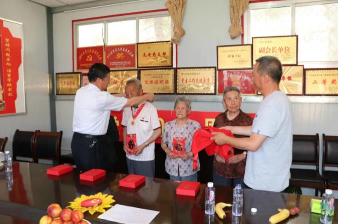 走訪慰問(wèn)老黨員 深入實(shí)際學(xué)黨史—— 市政府國(guó)資委慰問(wèn)泓源公司老黨員、困難黨員(圖2)