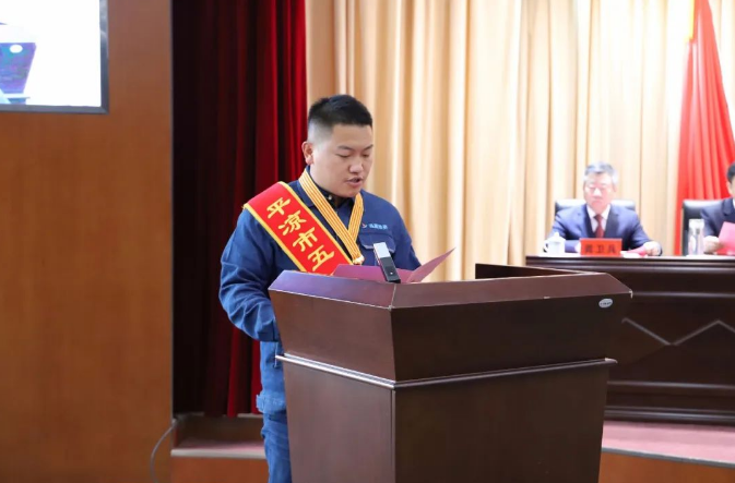 喜報！市產(chǎn)投集團員工楊李榮獲2022年平?jīng)鍪形逡粍趧营務(wù)?圖2)